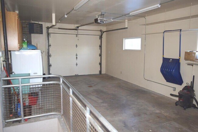 garage - 720 Dogwood St