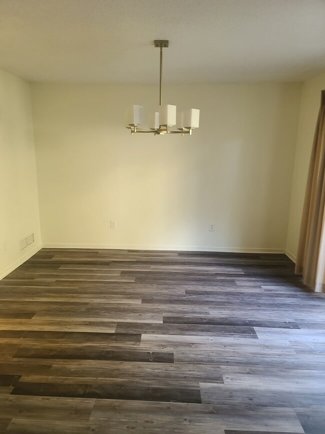 Building Photo - 1800 Navajo Pl