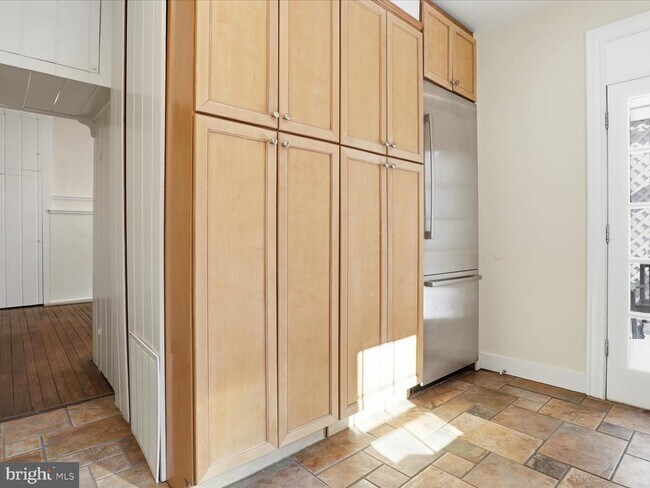 Building Photo - 210 Gibbon St