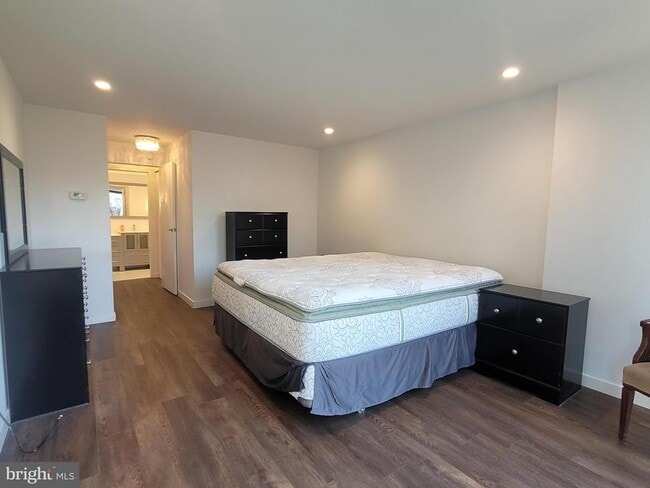 Building Photo - 241 S 6th St