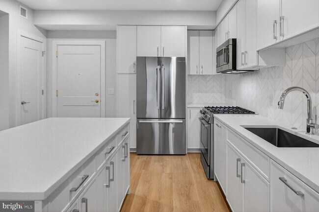 Building Photo - 811 N Columbus St