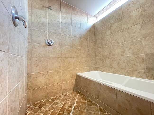 Building Photo - Dallas 3 story Loft