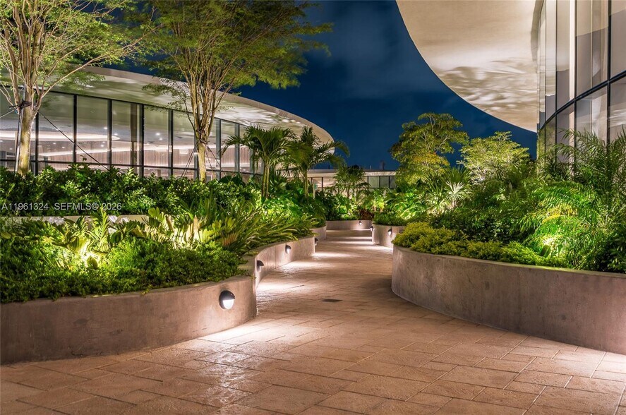 Building Photo - 700 NE 24th St