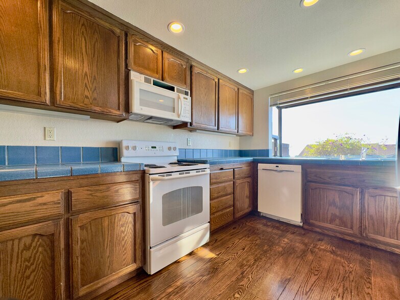 Building Photo - 2221 Pinehurst Way