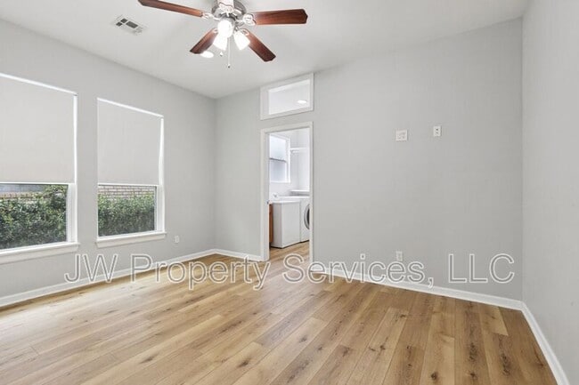 Building Photo - 3701 Derbigny St