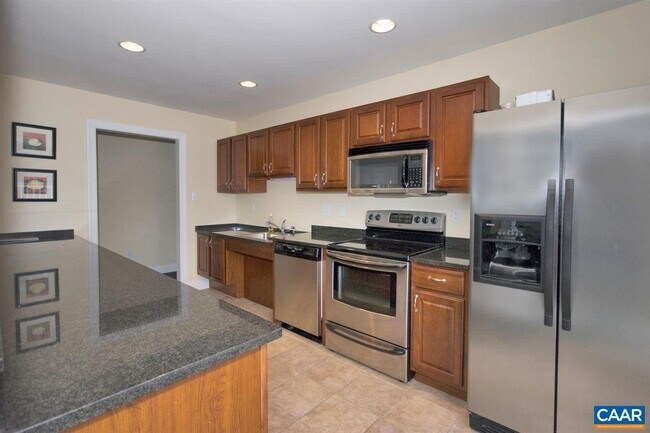 Building Photo - 1221 Villa Ln