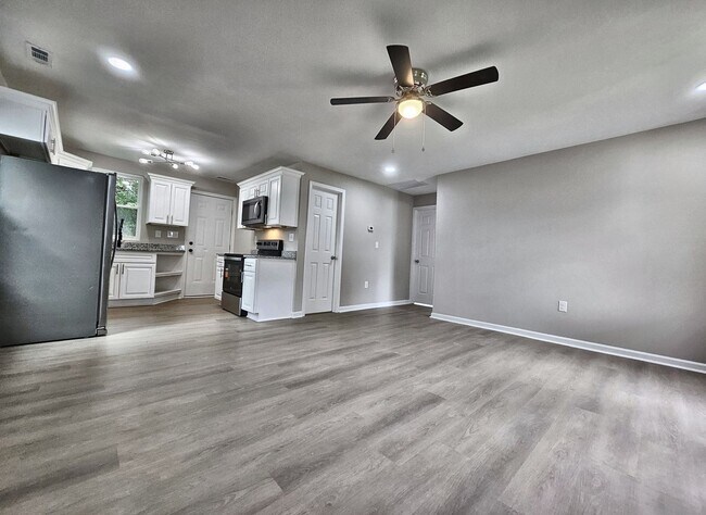 Building Photo - Newly Renovated 3 Bedroom Ranch Home