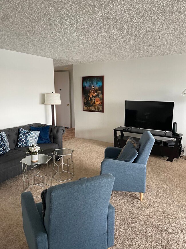 Building Photo - Beautiful Ocean View & Conveniently Located