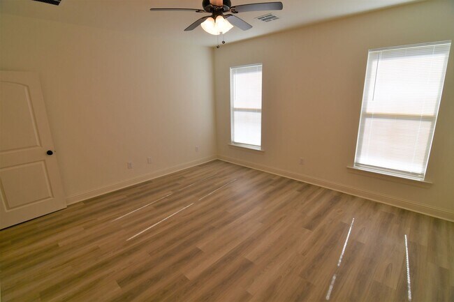 Building Photo - Trendy, 3 bedroom, 2 bath home in coveted Kenilworth Crossing Community near LSU