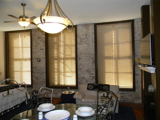 Building Photo - 2315 The Strand