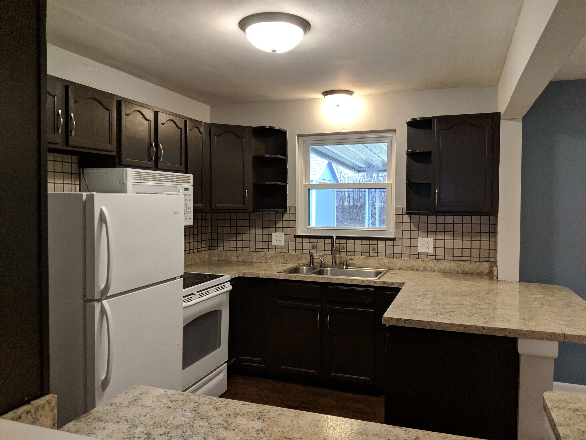 Building Photo - 931 Willowdale Ave