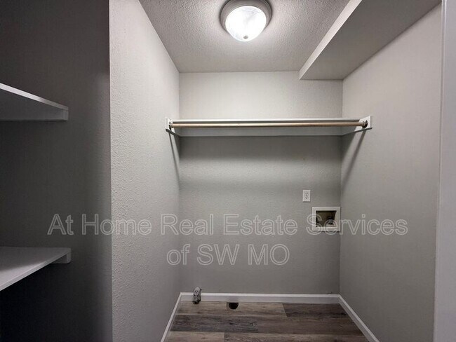 Building Photo - 721 E Bain St