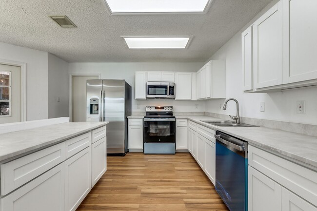 Building Photo - SPACIOUS 4-BEDROOM HOME IN PARKWOOD