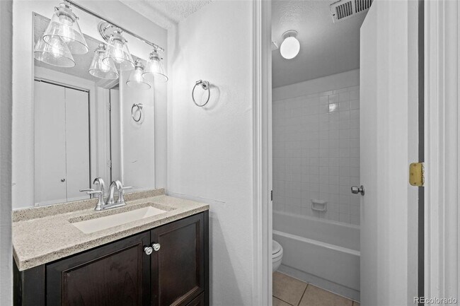 Building Photo - Metro Denver Condo with all the amenities