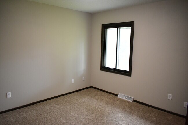 Building Photo - 1208 Oak St N