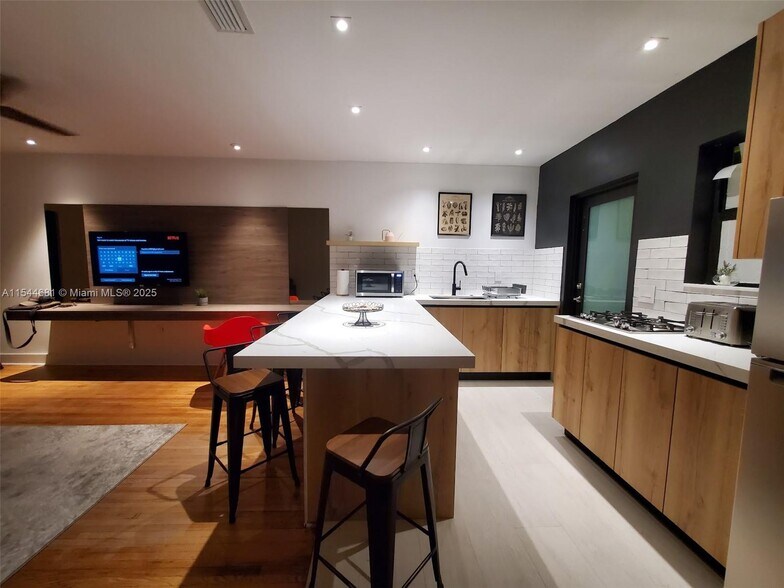 Building Photo - 740 SW 9th St