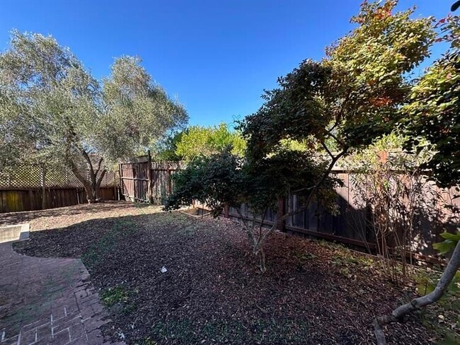 Building Photo - 108 Club Dr