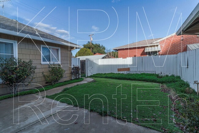 Building Photo - 3310 N Kensington Way