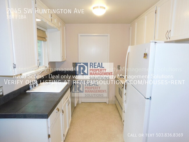 Building Photo - 2045 SW Huntington Ave