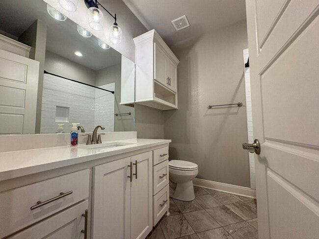 Building Photo - Available Now! Gorgeous 4 Bedroom 3 Bath i...