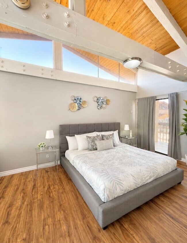 Building Photo - 7334 Marina Pacifica Dr N