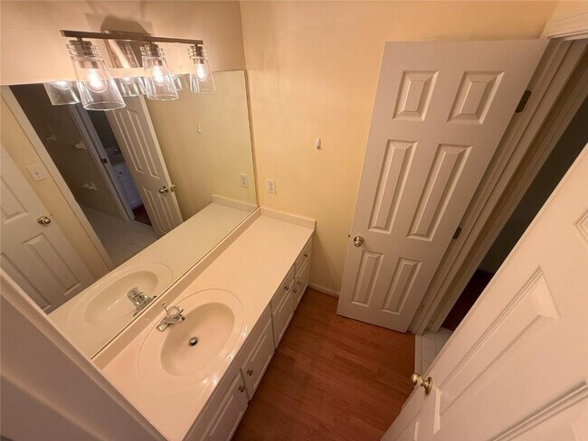 Building Photo - 715 Apsley Way