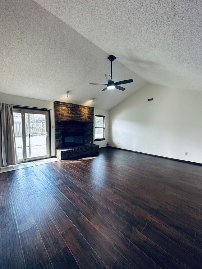 Building Photo - 3406 Erin Oaks St