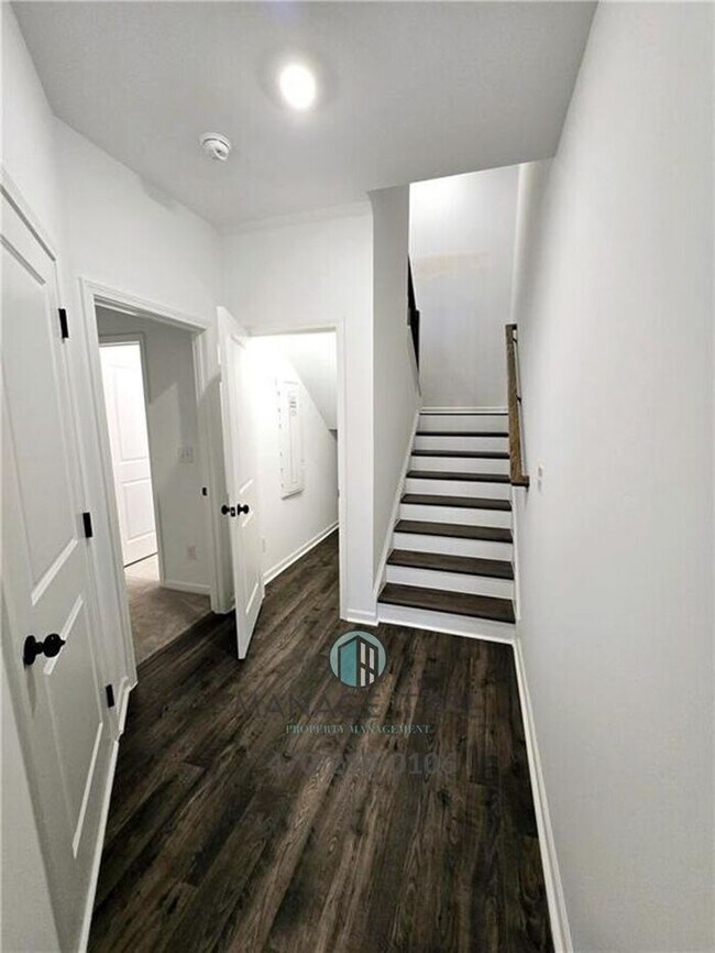 Building Photo - Beautiful End-Unit three-story townhome in Tucker