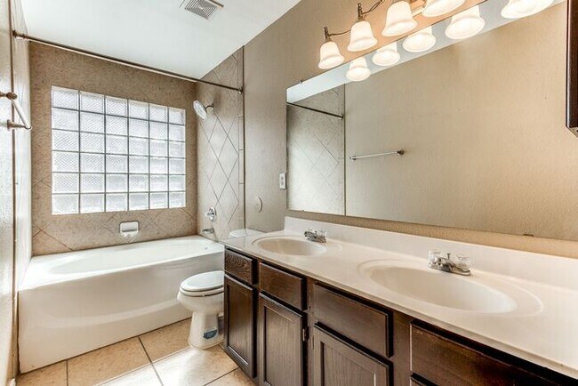 Building Photo - Refreshing 3 Bedroom Property with REFRIGERATED AIR 20 minute drive to Fort Bliss