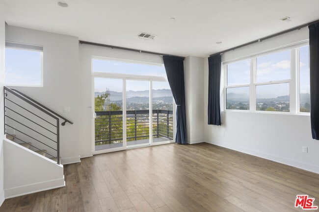 Building Photo - 2753 Waverly Dr