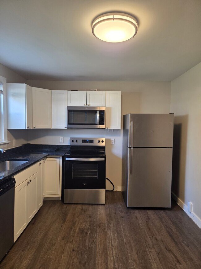 Building Photo - Remodeled rowhouse in Manchester