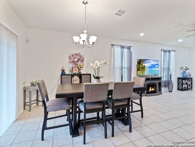 Building Photo - 3 Bedroom w/Game Room