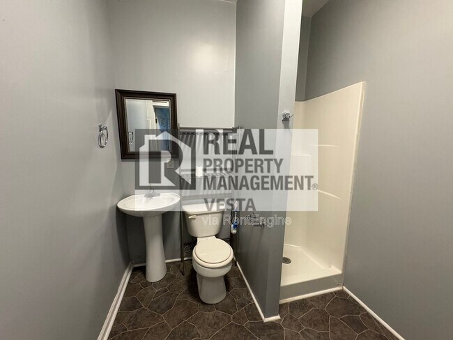 Building Photo - 1065 College St