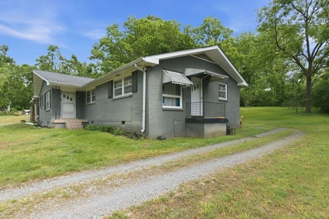 Building Photo - Two Bedroom/One Bathroom Duplex Unit