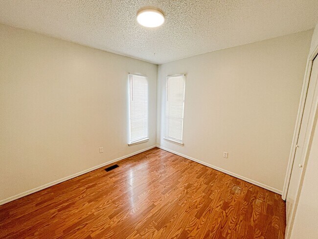 Building Photo - 3 Bed 1.5 Bath - Moore