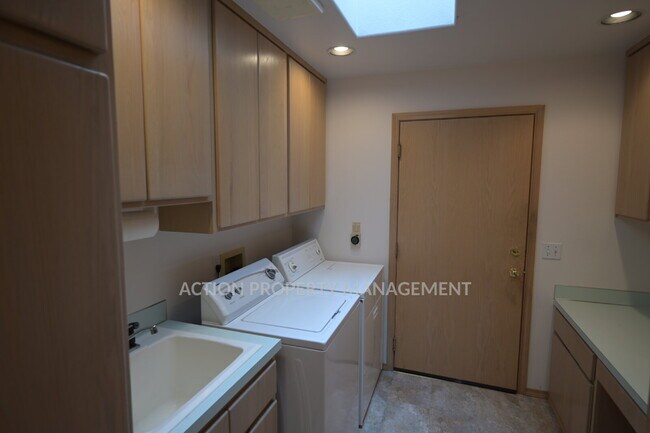 Building Photo - 2 bed + office, 2 bath, 2 car garage condo in Sunland