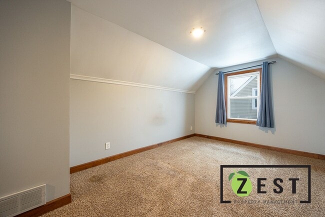 Building Photo - Amazing 3 Bedroom 1 Bathroom - $1500