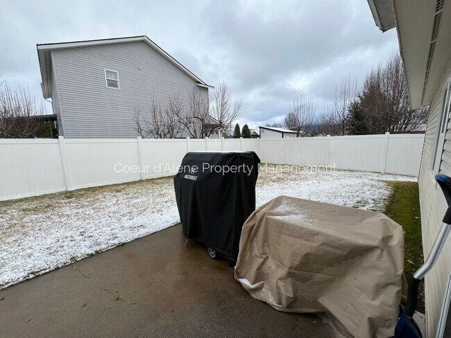Building Photo - 3 bed, 2 bath house in fantastic location!