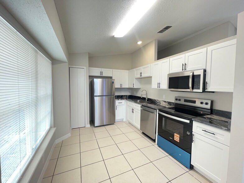 Building Photo - 312 San Gabriel St