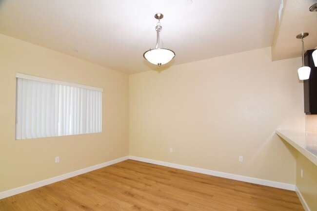 Building Photo - 571 Moss St
