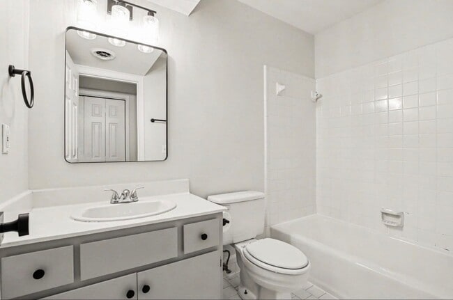 Building Photo - 213 Hillsboro Pl