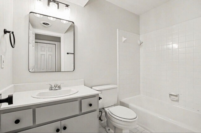 Building Photo - GreenHills Condo!