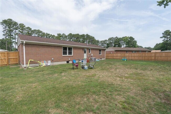Building Photo - 1217 Lakeview Dr