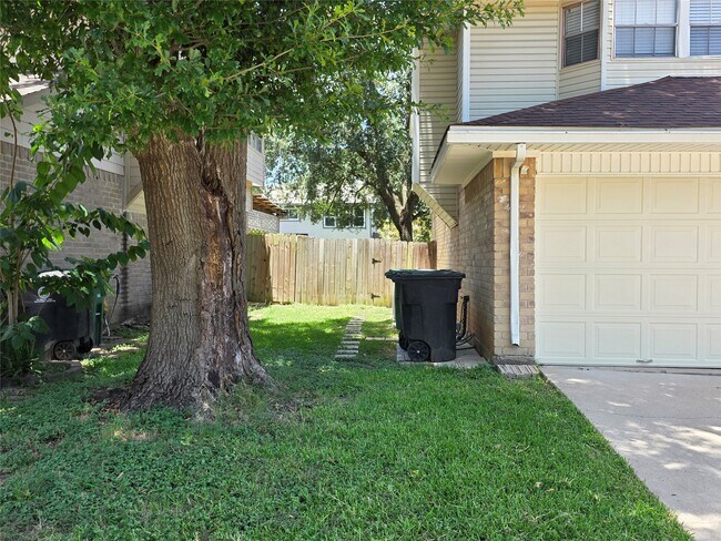 Building Photo - 12902 Skymeadow Dr