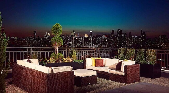 Building Photo - 1215  Broadway