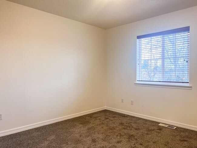 Building Photo - 3BD/2BA HOME W/GARAGE IN LEBANON