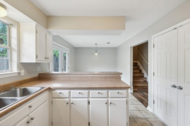 Building Photo - 377 Huntington Ridge Dr
