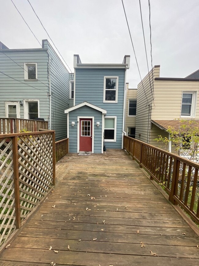 Building Photo - AVAILABLE NOW - 3 Bedroom/1.5 Bath Home with Lake views!