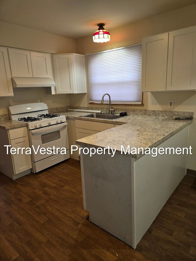 Building Photo - Now Showing for 2026-2027 School Year! 6 B...