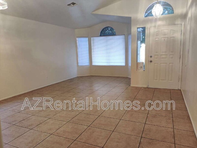 Building Photo - 493 E Cantebria Dr